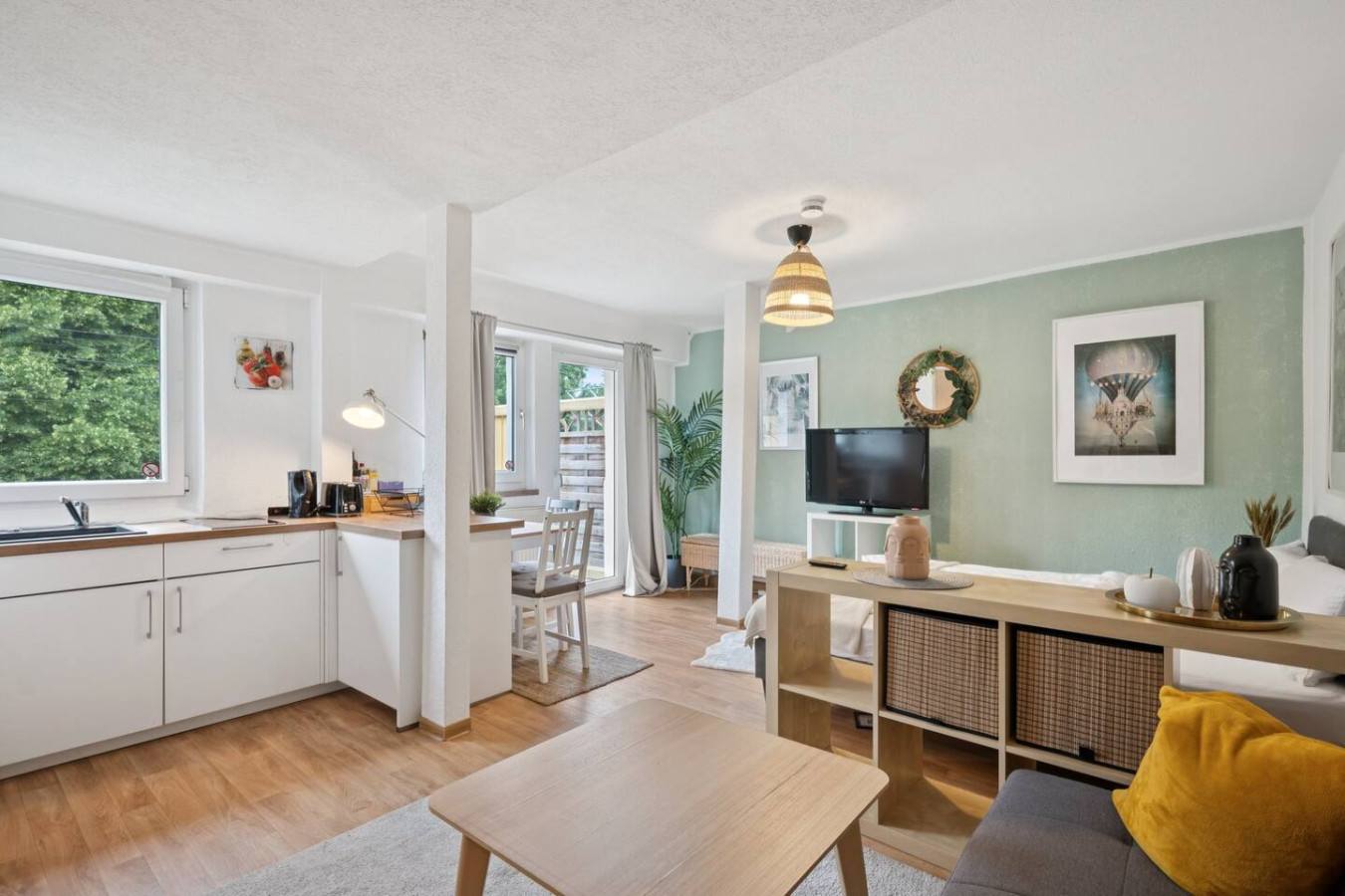 Wohnbereich eines Studios in Jena mit Sofa und Arbeitsplatz